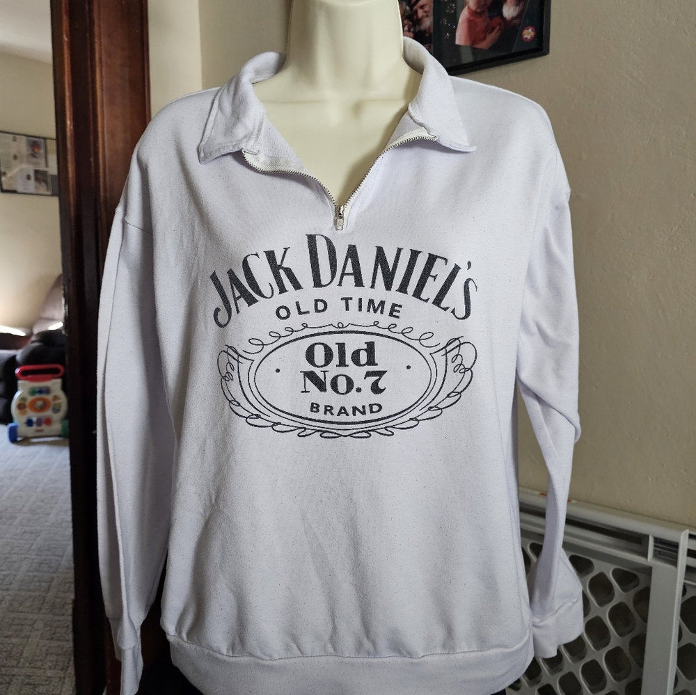3 shirts, 1 jack Daniel's, rue 21 and a tank. All 3 for 10$.